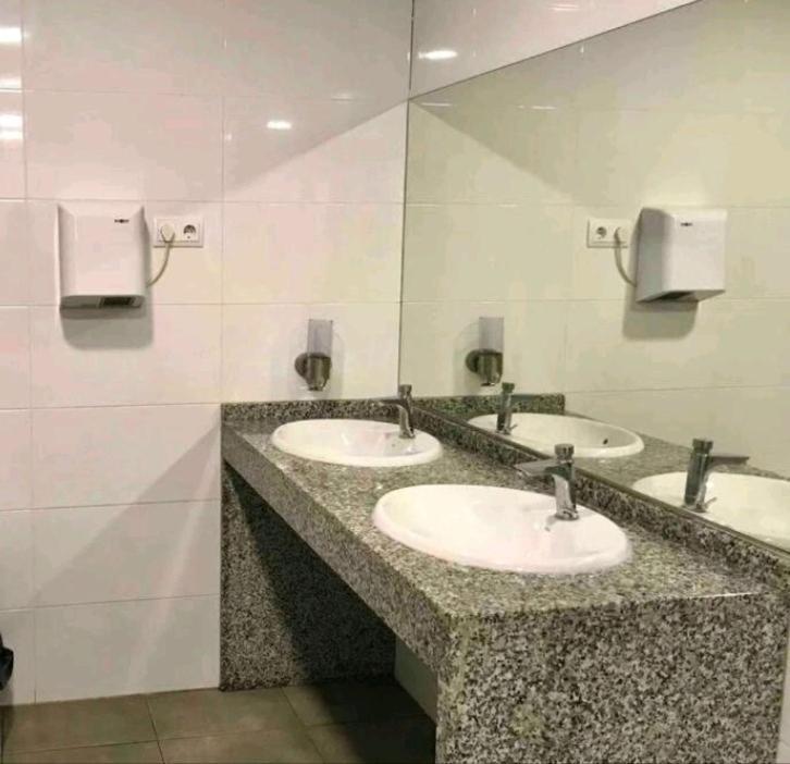 Voyager Hotel Сант Адриа де Бесос Екстериор снимка