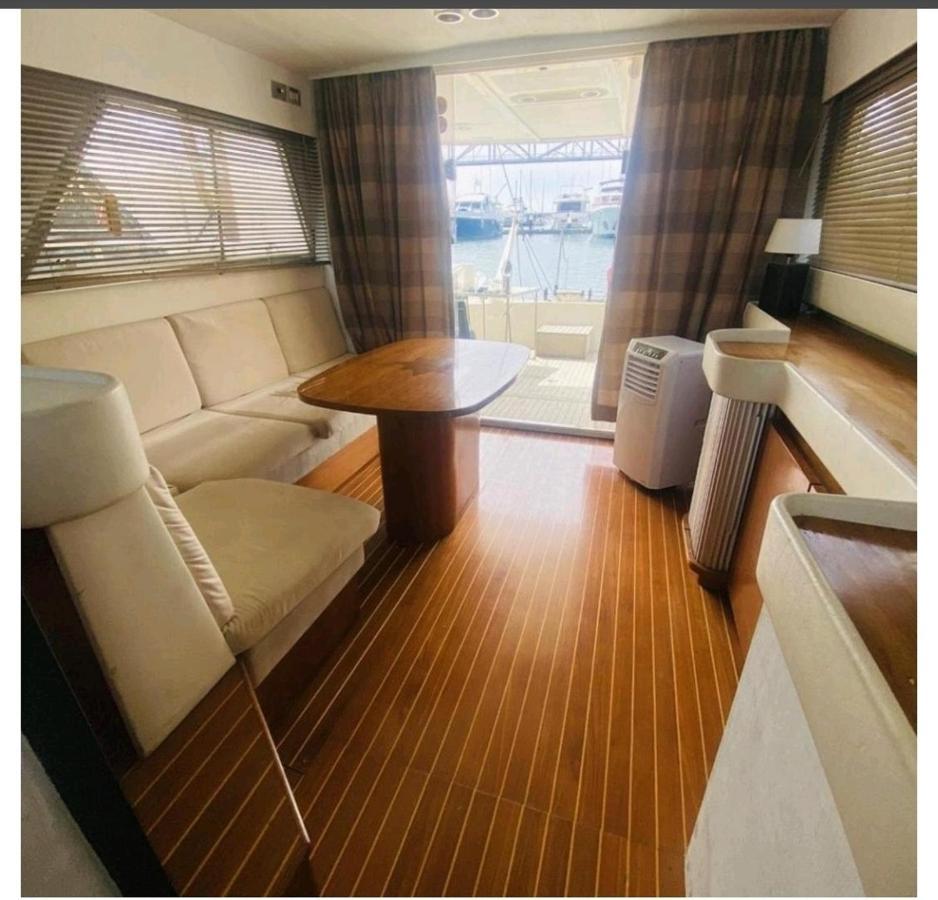 Voyager Hotel Сант Адриа де Бесос Екстериор снимка