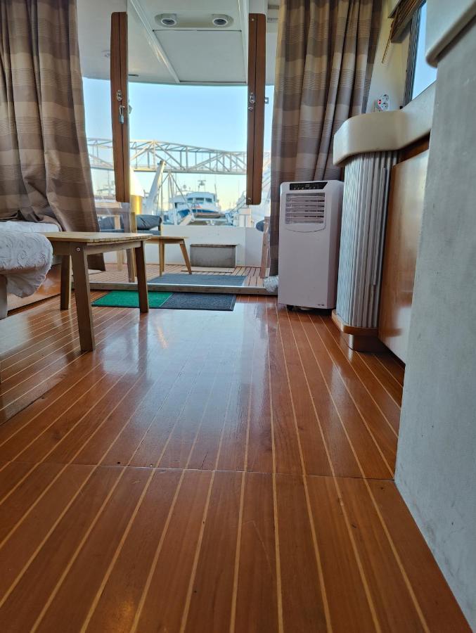 Voyager Hotel Сант Адриа де Бесос Екстериор снимка